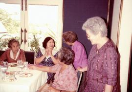 อ.ลัดดา และ เพื่อนนักเรียนที่เรีบนหนังสือมาด้วยกัน