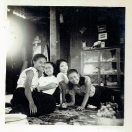 ภาพถ่าย อ.ลัดดา และ เพื่อนๆ