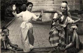 การซ้อมการแสดงชุดรำกระทบไม้ ที่ลานหน้าบ้านบาตรของหลวงประดิษฐไพเราะ