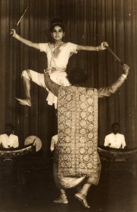 การแสดงของคณะนาฏศิลป์ไทย โรงเรียนผกาวลีนาฏดุริยางค์