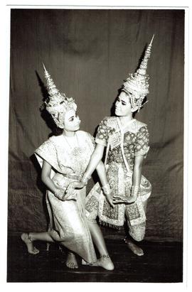 รำอวยพร จุไรรัตน์ ดิษฐ์ปัญญา และ แน่งน้อย  กลั่นเจริญ