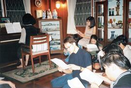 การซ้อมร้องเพลงเพื่ออัดสียงเป็นแผ่นซีดี ชุดมหาวิทยาลัยอัสสัมชัน ที่บ้าน ดร.กุลธร ศิลปบรรเลง