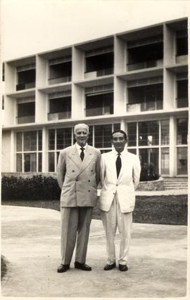 ภาพถ่าย อ.ประสิทธิ์ กับ Prof.Klaus Pringsheim ที่กรุงเทพฯ ประเทศไทย