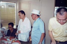 อ.ประสิทธิ์ และ เพื่อน รับประทานอาหารร่วมกัน