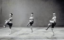 ภาพถ่าย นารี สุดารัตน์ และสายสมร ระบำกลองยาว